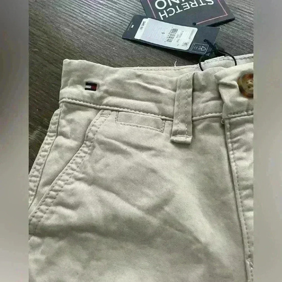 NWT Tommy Hilfiger Boys Stretch Khaki Chino Shorts. Size 5 - Picture 2 of 5